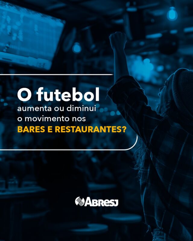 Além da forte presença em nossa cultura, o futebol também mexe com a economia por onde passa. Uma prova disso é que na Copa por exemplo, mesmo com partidas em horários inusitados, os brasileiros se organizaram para torcer nos bares. 🍻

Fora da copa alguns estabelecimentos mantiveram a transmissão dos jogos ‘mais importantes’. Os adeptos do futebol procuram por lugares próximos de casa, mas se tornam clientes fixos quando são cativados pelo cardápio e qualidade do atendimento. ✅

Se o seu estabelecimento oferece essa opção, divulgue nas redes sociais e atraia mais torcedores que podem se tornar clientes fiéis. E claro, capriche nas promoções de bebidas e porções! 😃

#BareseRestaurantes #Futebol #Botecos #Sjcampos #Empreendedores